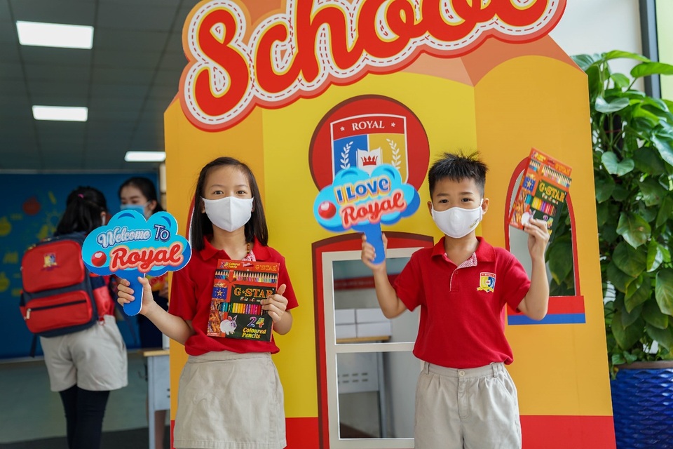 Ngày đầu đến trường tràn ngập niềm vui của thầy và trò Royal School - 1 Ngày đầu đến trường tràn ngập niềm vui của thầy và trò Royal School - 1