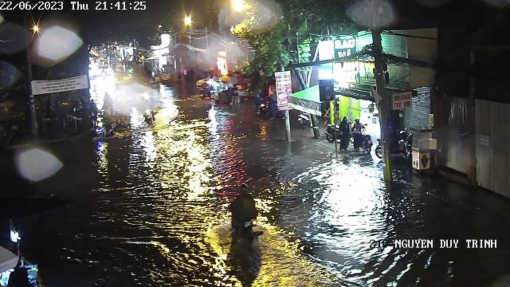 Cây đổ, đường ngập sau trận mưa dông ở TPHCM - 2 Cây đổ, đường ngập sau trận mưa dông ở TPHCM - 2