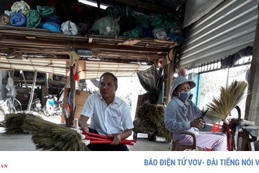 Mỗi năm kiếm 400 triệu đồng từ ...chổi đót