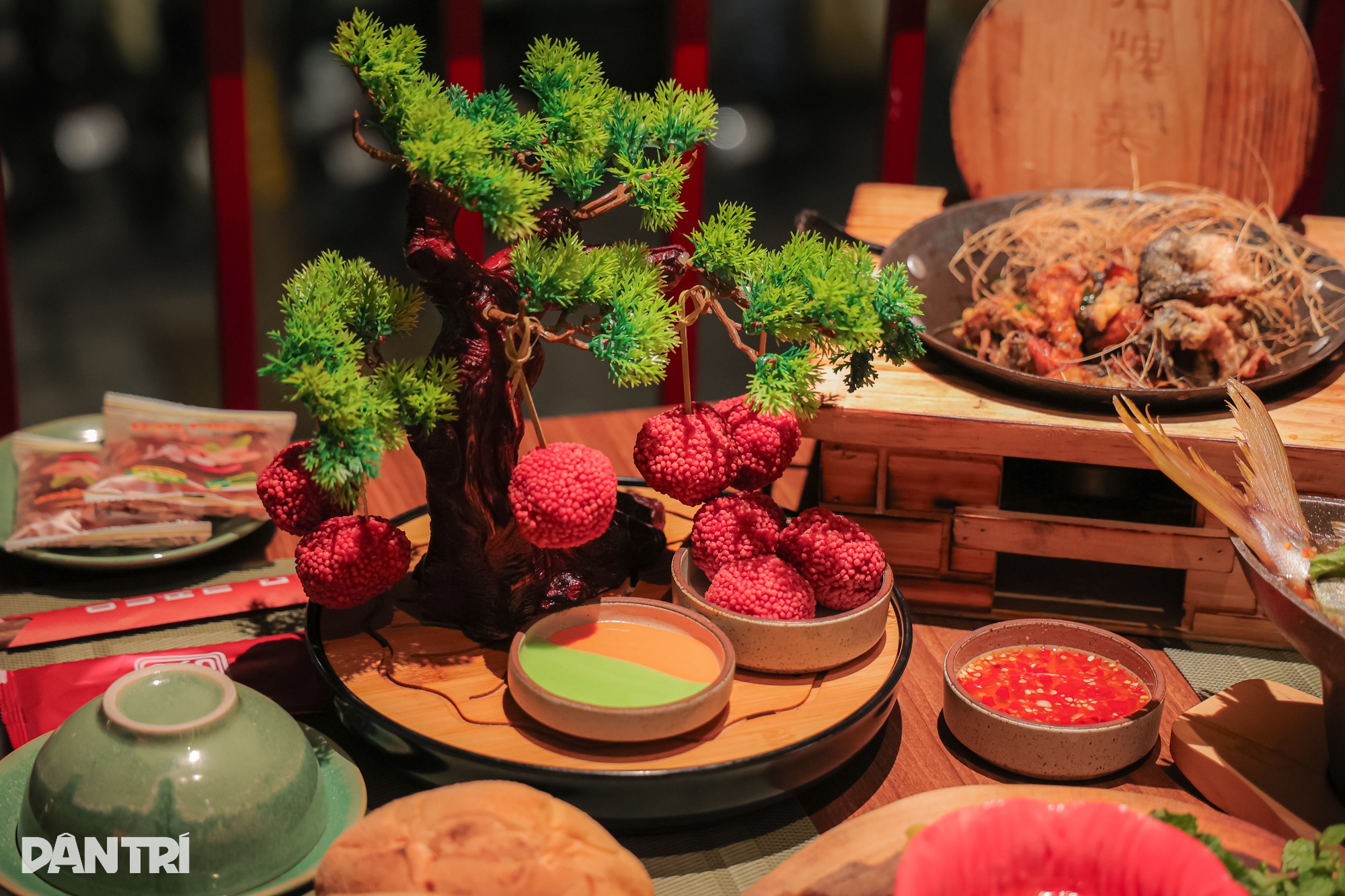 Quán ở Hà Nội mang cả cây vải lên bàn ăn, khách rần rần check-in - 1 Quán ở Hà Nội mang cả cây vải lên bàn ăn, khách rần rần check-in - 1