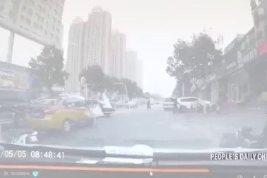 Gió thổi bay bảng quảng cáo vào người đi xe máy trên đường