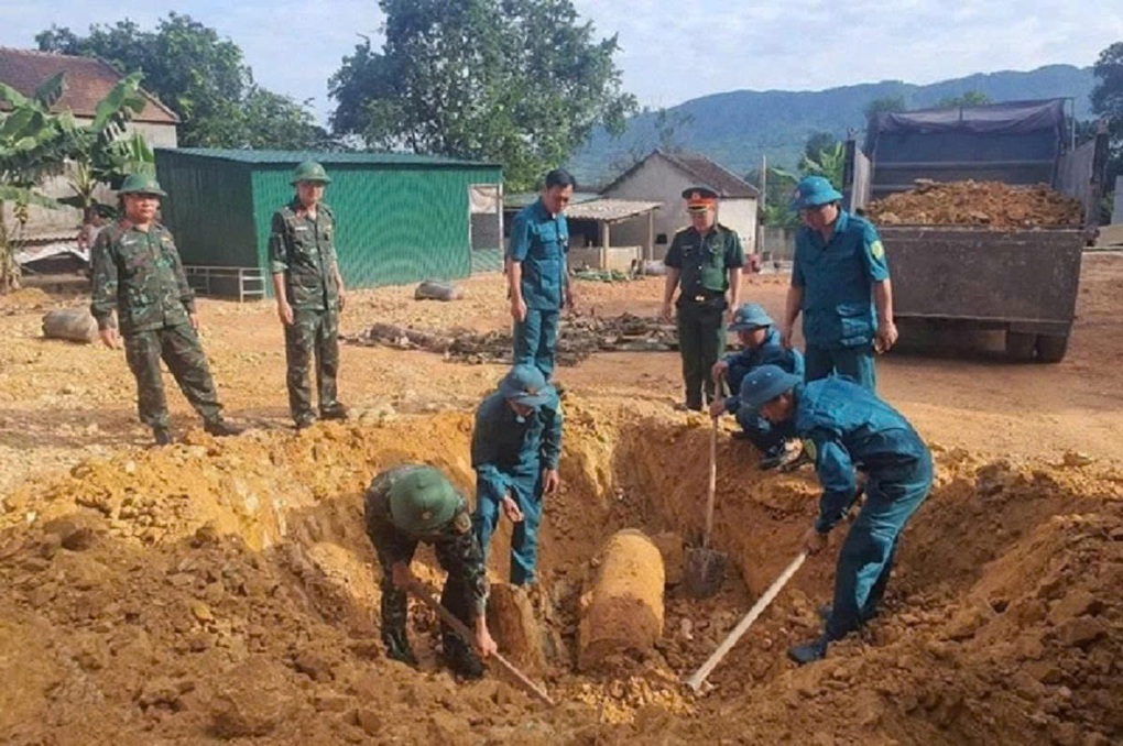 Cải tạo vườn trồng cây, phát hiện quả bom còn nguyên kíp nổ - 1 Cải tạo vườn trồng cây, phát hiện quả bom còn nguyên kíp nổ