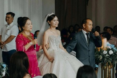 Đằng sau clip cô dâu được cả cha mẹ dắt vào lễ đường và hát gây xúc động