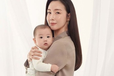 “Nữ hoàng nước mắt” Choi Ji Woo khoe nhan sắc sau sinh ở tuổi 46