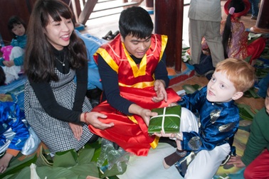 Học sinh Tiểu học gói bánh chưng Tết