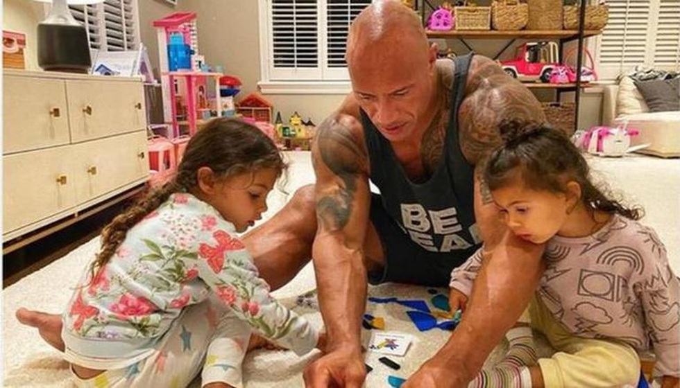 The Rock" Dwayne Johnson: Người hùng cơ bắp si tình, chiều vợ, cưng con |  Báo Dân trí