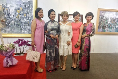 “Mẹ chồng” Lan Hương mê mẩn tác phẩm của hoạ sĩ Văn Dương Thành