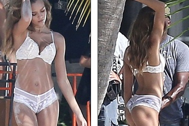 Dàn thiên thần nội y bốc lửa trên biển