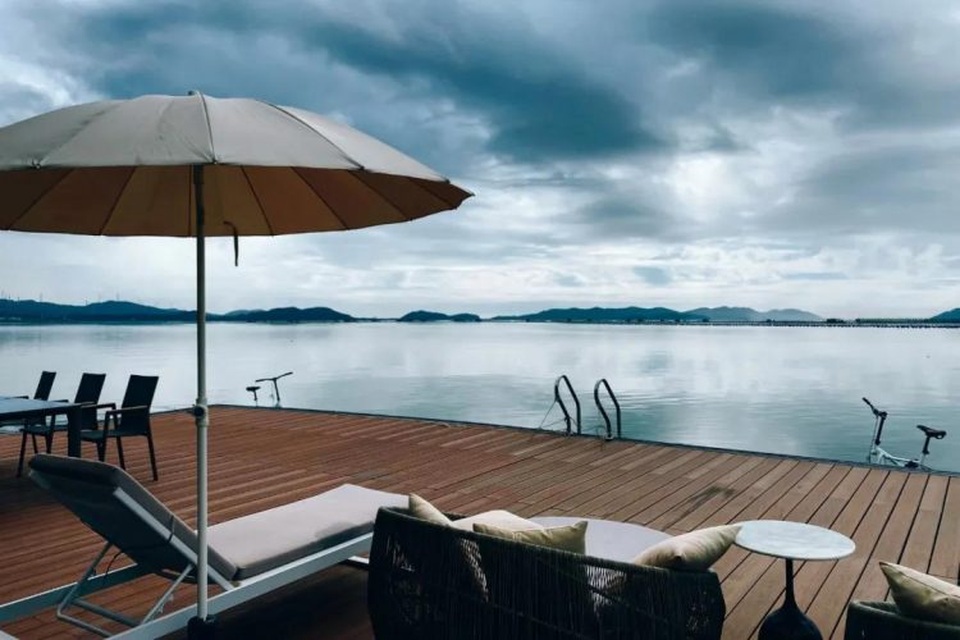 Đại gia chi tiền tỷ làm dinh thự nổi trên biển, trốn cuộc sống bận rộn - 3 Đại gia chi tiền tỷ làm dinh thự nổi trên biển, trốn cuộc sống bận rộn - 3