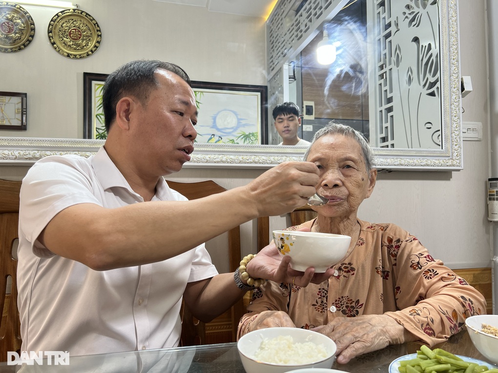 Chuyện ít người biết về ông bố Hà Nội chăm mẹ U100 gây sốt cộng đồng - 5 Chuyện ít người biết về ông bố Hà Nội chăm mẹ U100 gây sốt cộng đồng - 5
