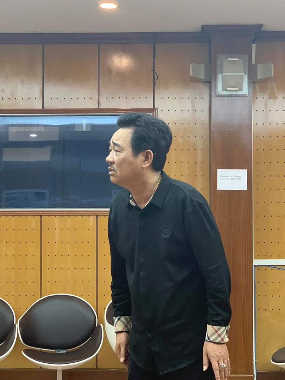 Quang Thắng ngả lưng trên nền nhà, Vân Dung hài hước với cuốn tóc sặc sỡ - 5 Quang Thắng ngả lưng trên nền nhà, Vân Dung hài hước với cuốn tóc sặc sỡ - 5