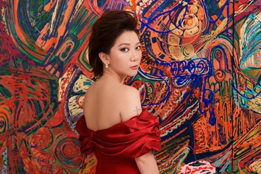 Họa sĩ CAT vừa ra mắt bức tranh sơn mài nặng gần 250kg