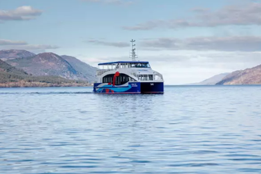 Chạm trán sinh vật bí ẩn dài 10 mét dưới hồ Loch Ness