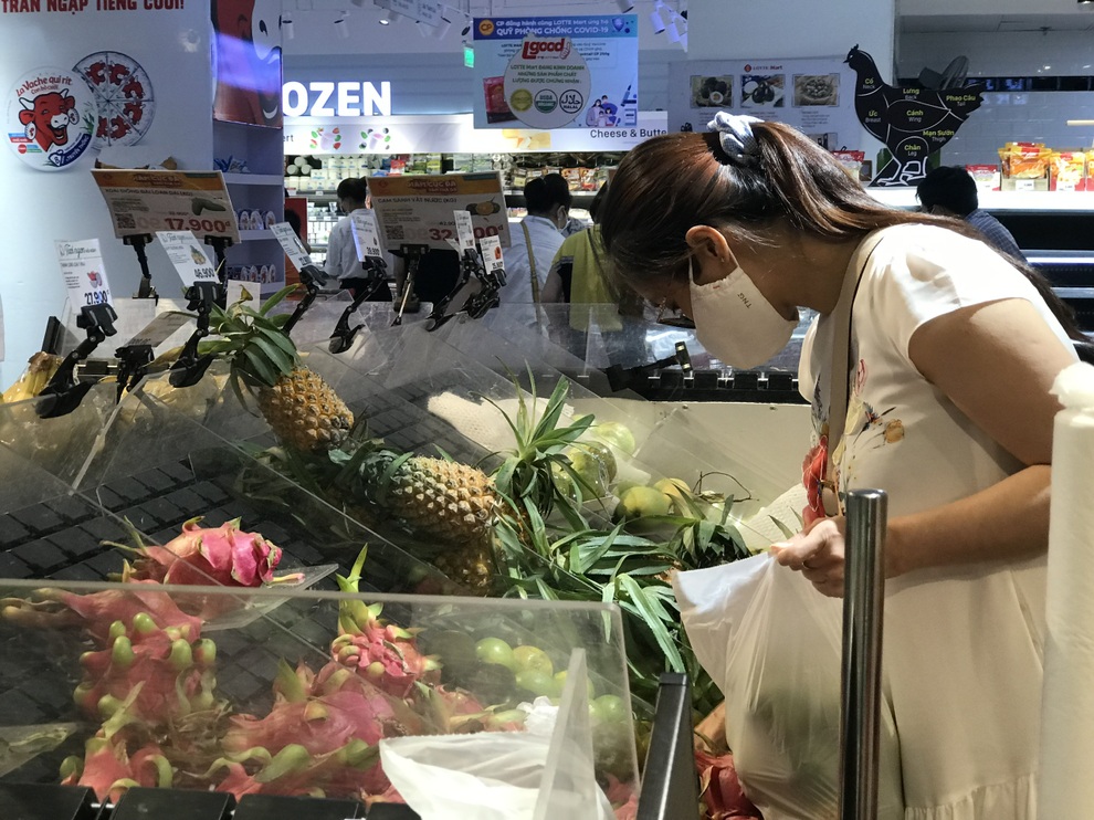 Chưa tới 21h, quầy rau, thịt tại một số siêu thị Hà Nội đã hết hàng - 13 Chưa tới 21h, quầy rau, thịt tại một số siêu thị Hà Nội đã hết hàng - 13