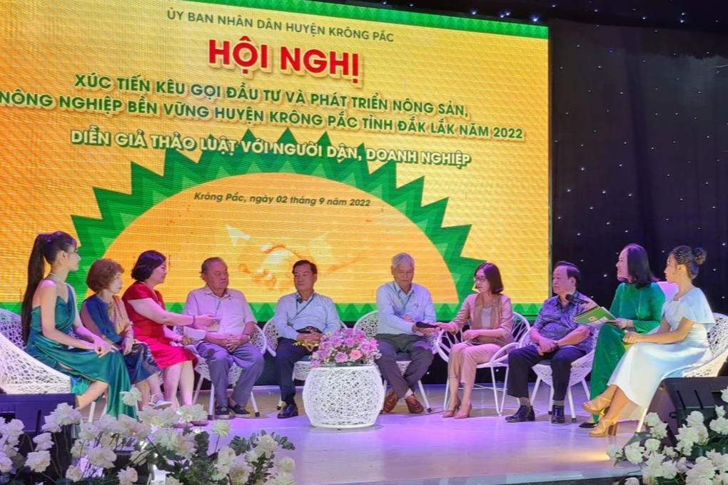 Doanh nhân Cường Dona đột quỵ trên sân khấu lễ hội sầu riêng - 1 Doanh nhân Cường Dona đột quỵ trên sân khấu lễ hội sầu riêng - 1