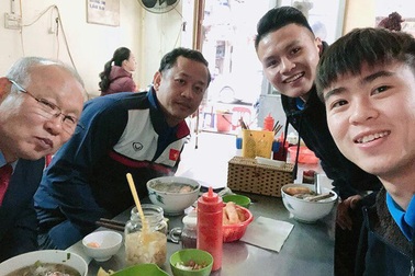 Duy Mạnh, Quang Hải mời thầy Park Hang Seo ăn phở Hà Nội