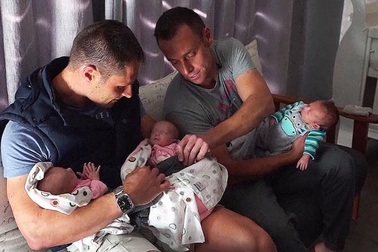 Cặp đồng tính nam đầu tiên sinh ba