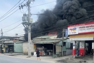 Cháy nhà xưởng ở TPHCM