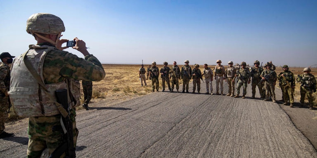 Khoảnh khắc hữu hảo của binh sĩ Nga - Mỹ tại Syria - 2 Khoảnh khắc hữu hảo của binh sĩ Nga - Mỹ tại Syria - 2