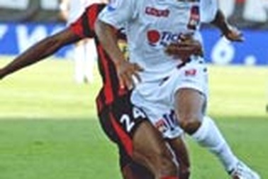 Lyon đại thắng , Marseille vững ngôi đầu