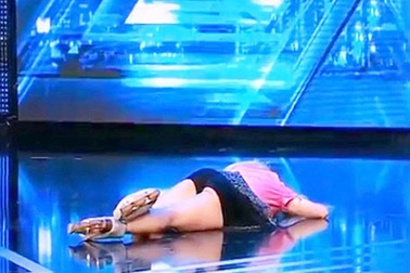 Thí sinh “Nhân tố bí ẩn” ngất trên sân khấu vì… quên lời bài hát