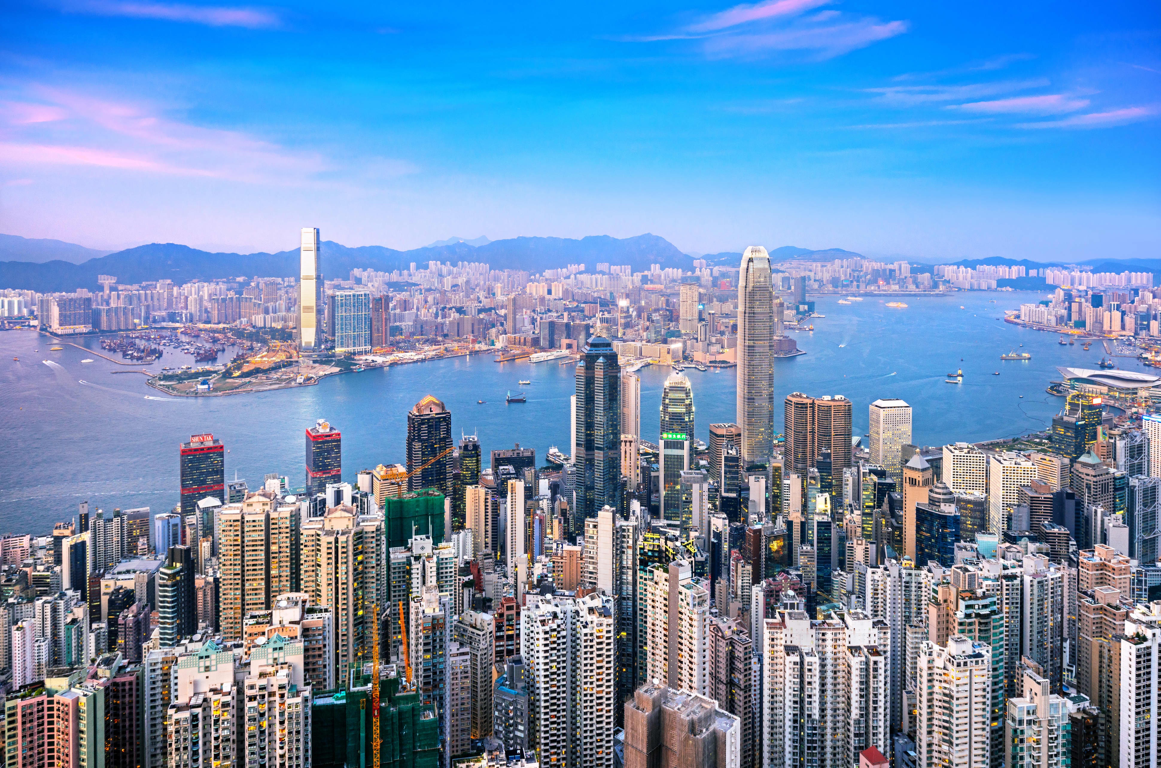 Nghẹt thở cảnh sống trong những căn hộ quan tài giữa phố thị Hong Kong - 1 Nghẹt thở cảnh sống trong những căn hộ quan tài giữa phố thị Hong Kong - 1