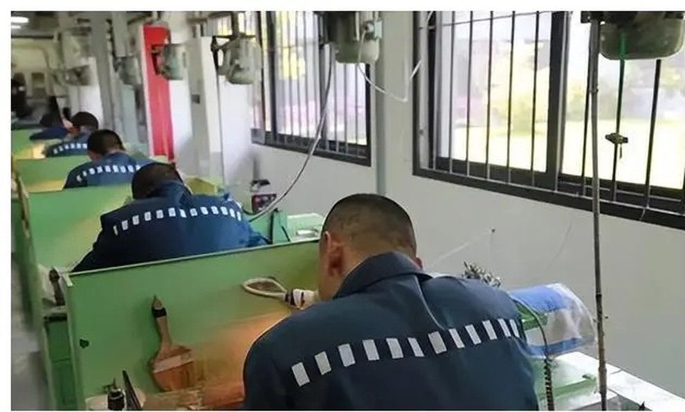 Nữ giáo viên trại giam nảy sinh tình cảm với nam tù nhân và cái kết bất ngờ - 1 Nữ giáo viên trại giam nảy sinh tình cảm với nam tù nhân và cái kết bất ngờ - 1