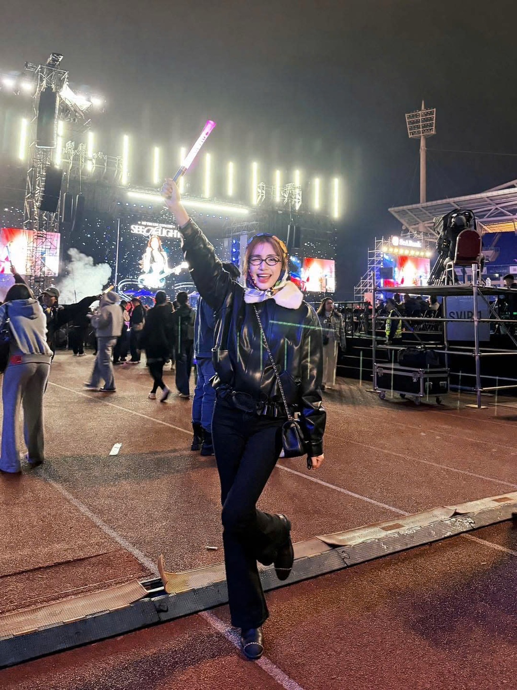 ຮວາ ມິນຊີ ໄດ້ເຊຍໃຫ້ກຳລັງໃຈ ມິ ຕາມ ຢ່າງກະຕືລືລົ້ນ ແຕ່ໄດ້ຂໍໃຫ້ອອກໄປກ່ອນເວລາ ເພື່ອ... ຮັບລູກຂອງນາງ - 2 Hòa Minzy cổ vũ Mỹ Tâm nhiệt tình nhưng xin về sớm để... đón con - 2