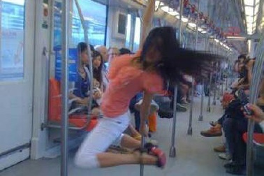 Thiếu nữ bí ẩn múa cột trên tàu điện ngầm