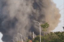 Hà Nội: Nhà xưởng bốc cháy ngùn ngụt, khói kèm lửa bốc cao hàng chục mét