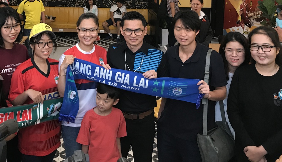 Kiatisuk nghêu ngao đàn hát khi tái ngộ người hâm mộ Việt Nam - 4 Kiatisuk nghêu ngao đàn hát khi tái ngộ người hâm mộ Việt Nam - 4