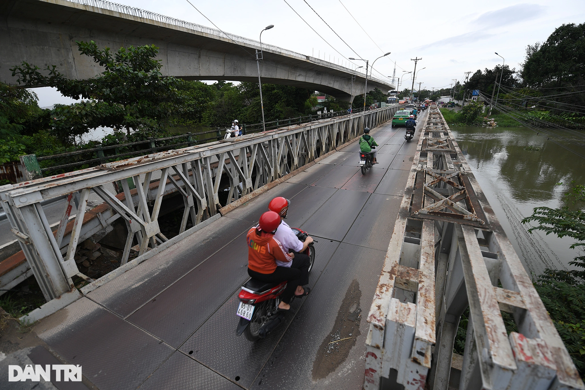 Người dân ngã nhào trên đường hẹp vì dự án cầu treo 7 năm ở TP Thủ Đức - 13
