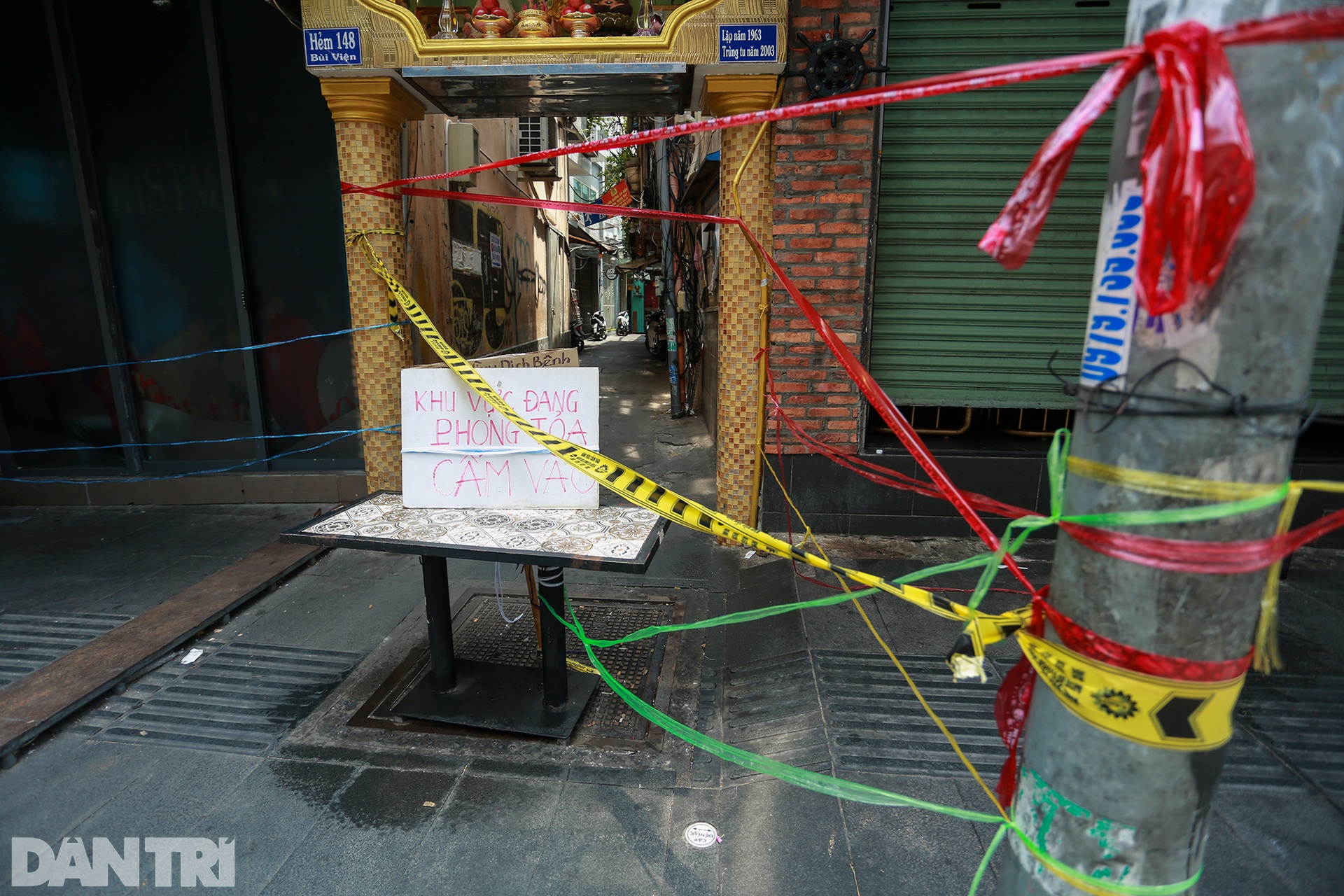 Người Sài Gòn dựng hàng rào đặc biệt, cấm người lạ vào hẻm - 4