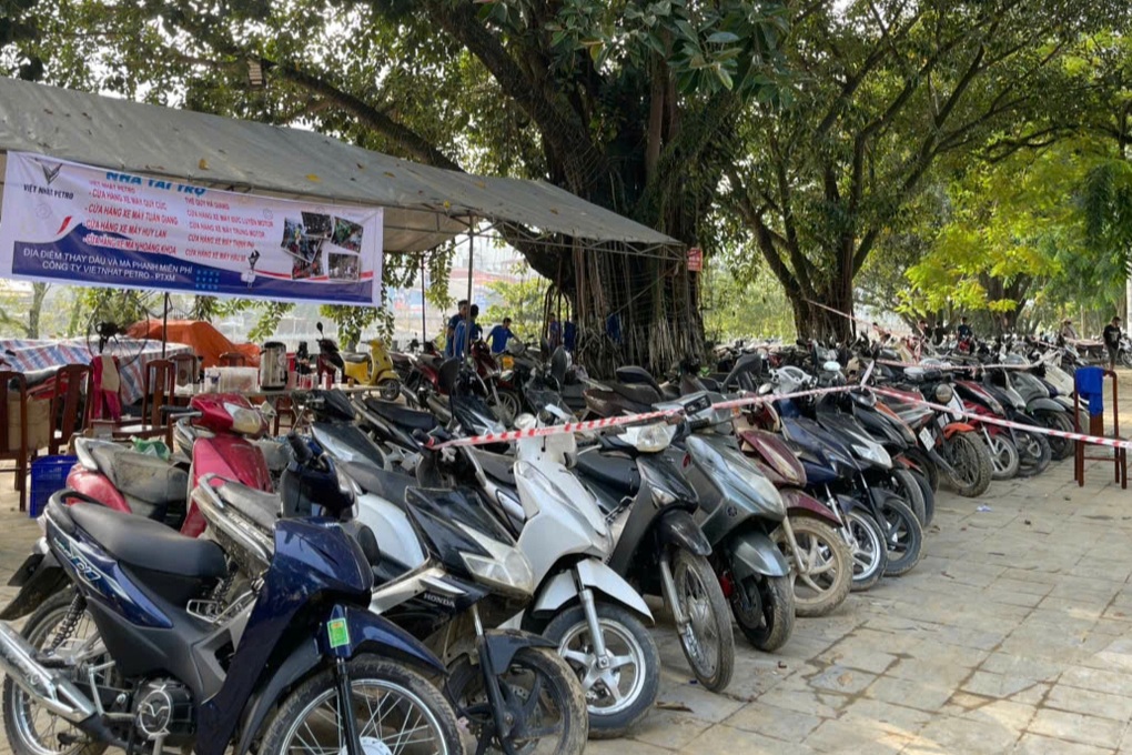 Hàng trăm xe máy hỏng la liệt sau lũ ở Hà Giang, 50 thợ sửa miễn phí - 1 Hàng trăm xe máy hỏng la liệt sau lũ ở Hà Giang, 50 thợ sửa miễn phí - 1