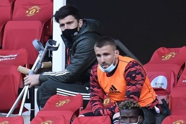 Đội trưởng chống nạng ngồi buồn thiu, Man Utd lo lắng