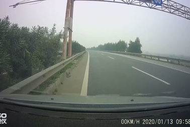 Hai xe ô tô thản nhiên dừng giữa đường cao tốc để... giải quyết mâu thuẫn