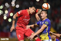 Văn Hậu thi đấu máu lửa, không ngại va chạm trong lần đối đầu đội bóng cũ