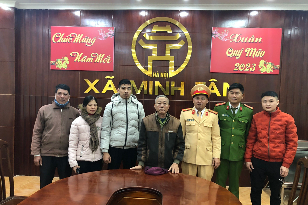 Cụ ông 70 tuổi đi lạc trên cao tốc trong đêm 29 Tết - 2 Cụ ông 70 tuổi đi lạc trên cao tốc trong đêm 29 Tết - 2