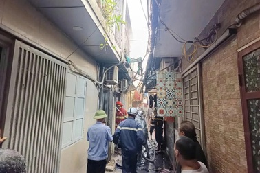 Cháy nhà 6 tầng trong ngõ ở Hà Nội