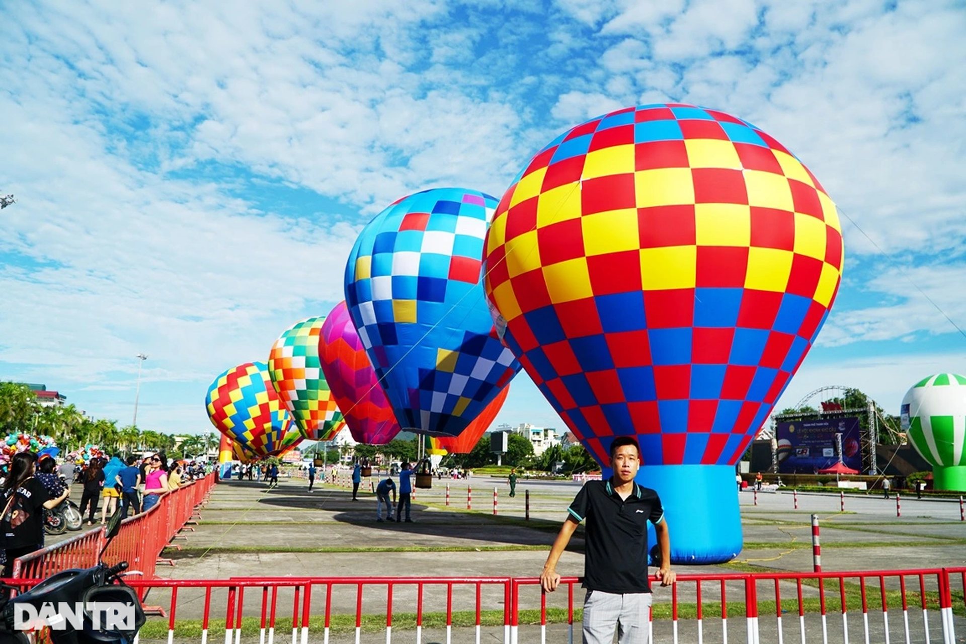 Người dân thích thú khi lần đầu trải nghiệm khinh khí cầu - 15 Người dân thích thú khi lần đầu trải nghiệm khinh khí cầu - 15