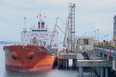 Dung Quất xuất 3.000m3 xăng JA1 đầu tiên cho Vietnam Airlines