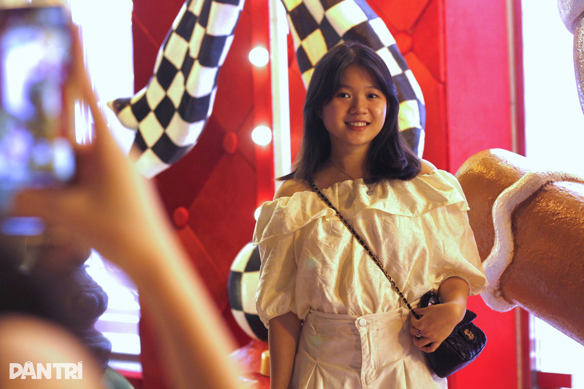 TPHCM rực rỡ sắc màu Giáng sinh sớm, giới trẻ đổ xô sống ảo - 3