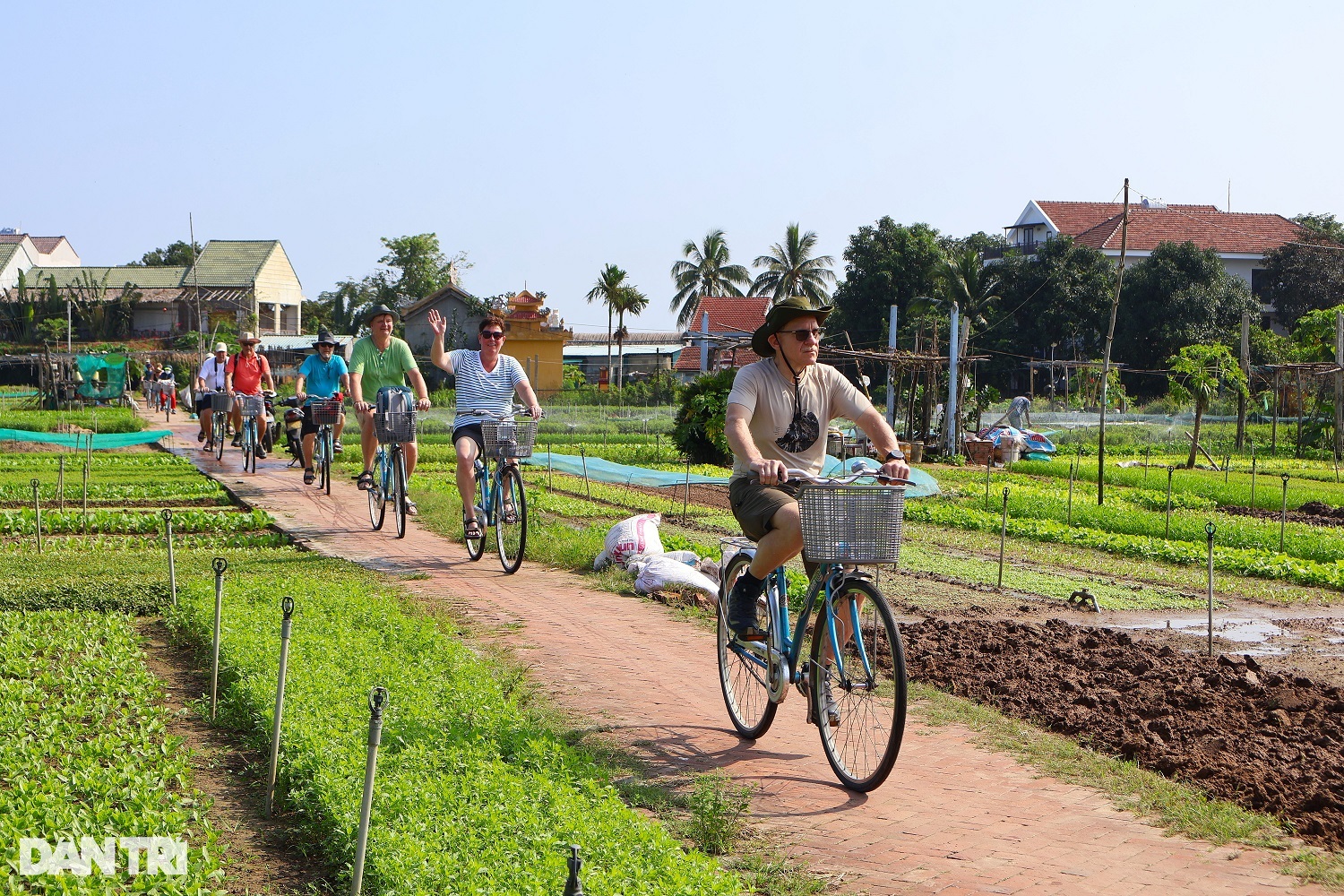 Khách Tây trải nghiệm làm nông dân ở Làng du lịch tốt nhất năm 2024 - 1