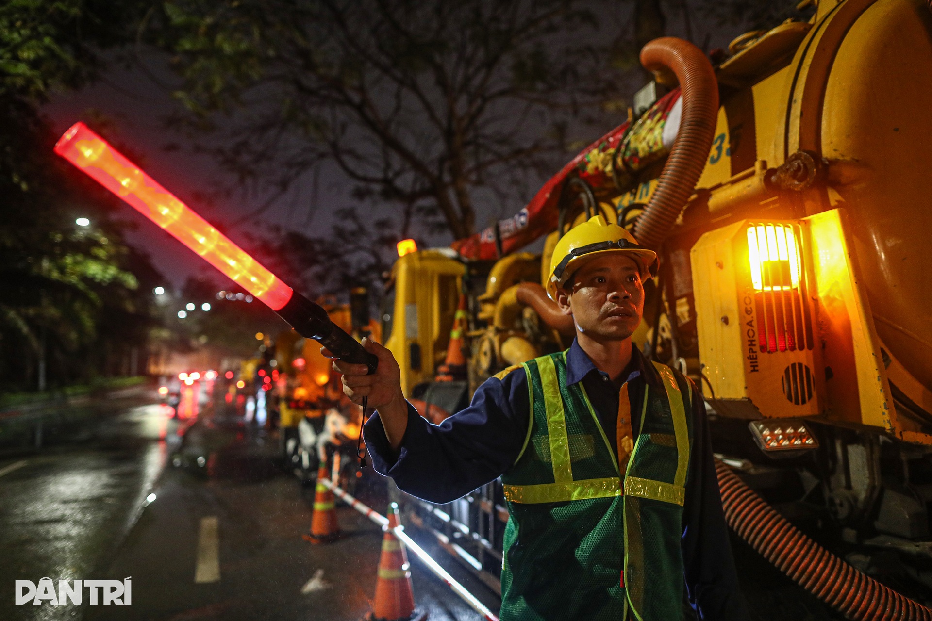 Công nhân ngâm bùn trắng đêm nạo vét sông Tô Lịch - 3