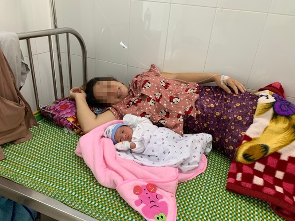 Cứu sống mẹ con sản phụ vỡ ối trên đường đi, sa dây rốn - 1 Cứu sống mẹ con sản phụ vỡ ối trên đường đi, sa dây rốn - 1