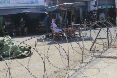 Quảng Trị dựng rào thép gai phong tỏa hơn 350 hộ dân