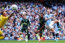 Haaland thăng hoa giúp Man City ngược dòng, Liverpool nhận trái đắng