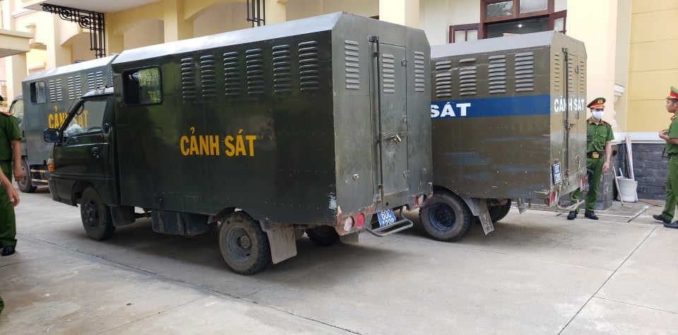 Đang xét xử vụ giám đốc gọi giang hồ vây xe chở công an - 3 Đang xét xử vụ giám đốc gọi giang hồ vây xe chở công an - 3