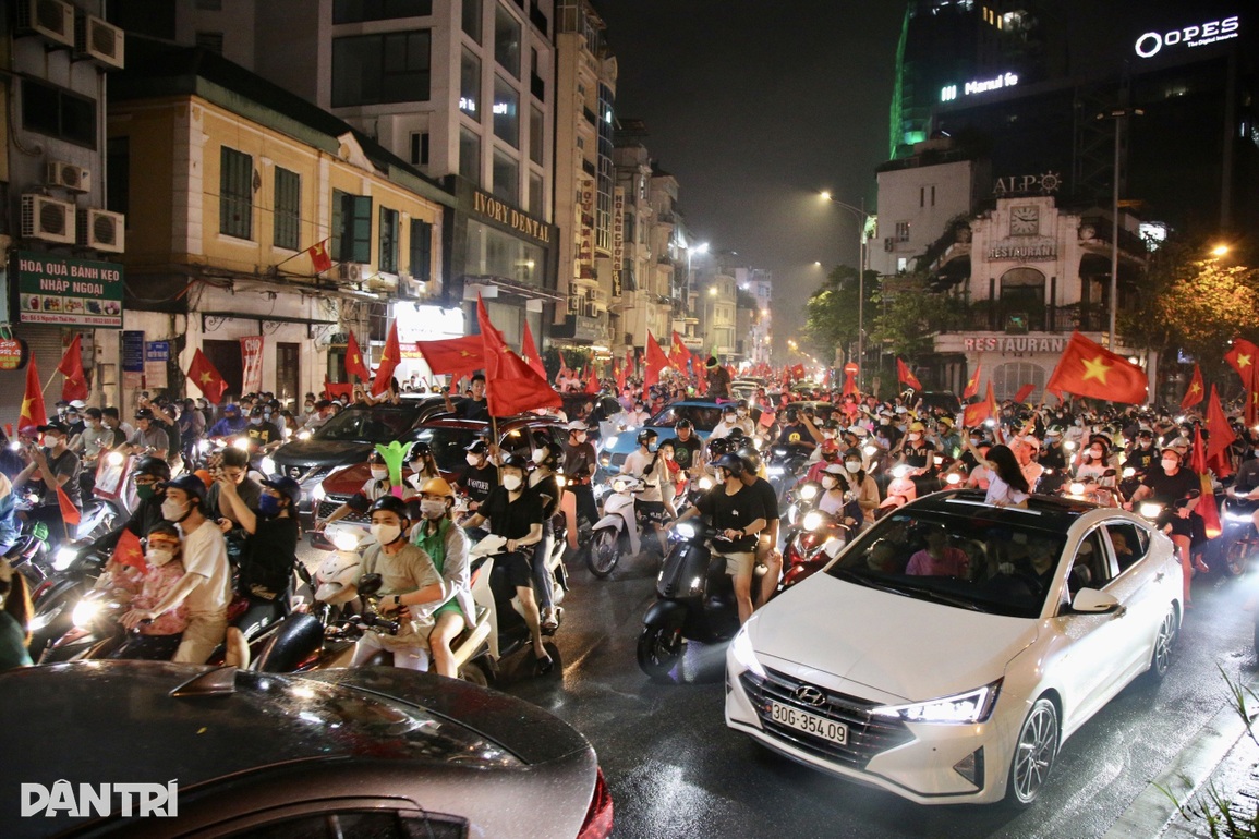 Người hâm mộ nhuộm đỏ mọi nẻo đường mừng Việt Nam vô địch - 14 Người hâm mộ nhuộm đỏ mọi nẻo đường mừng Việt Nam vô địch - 14