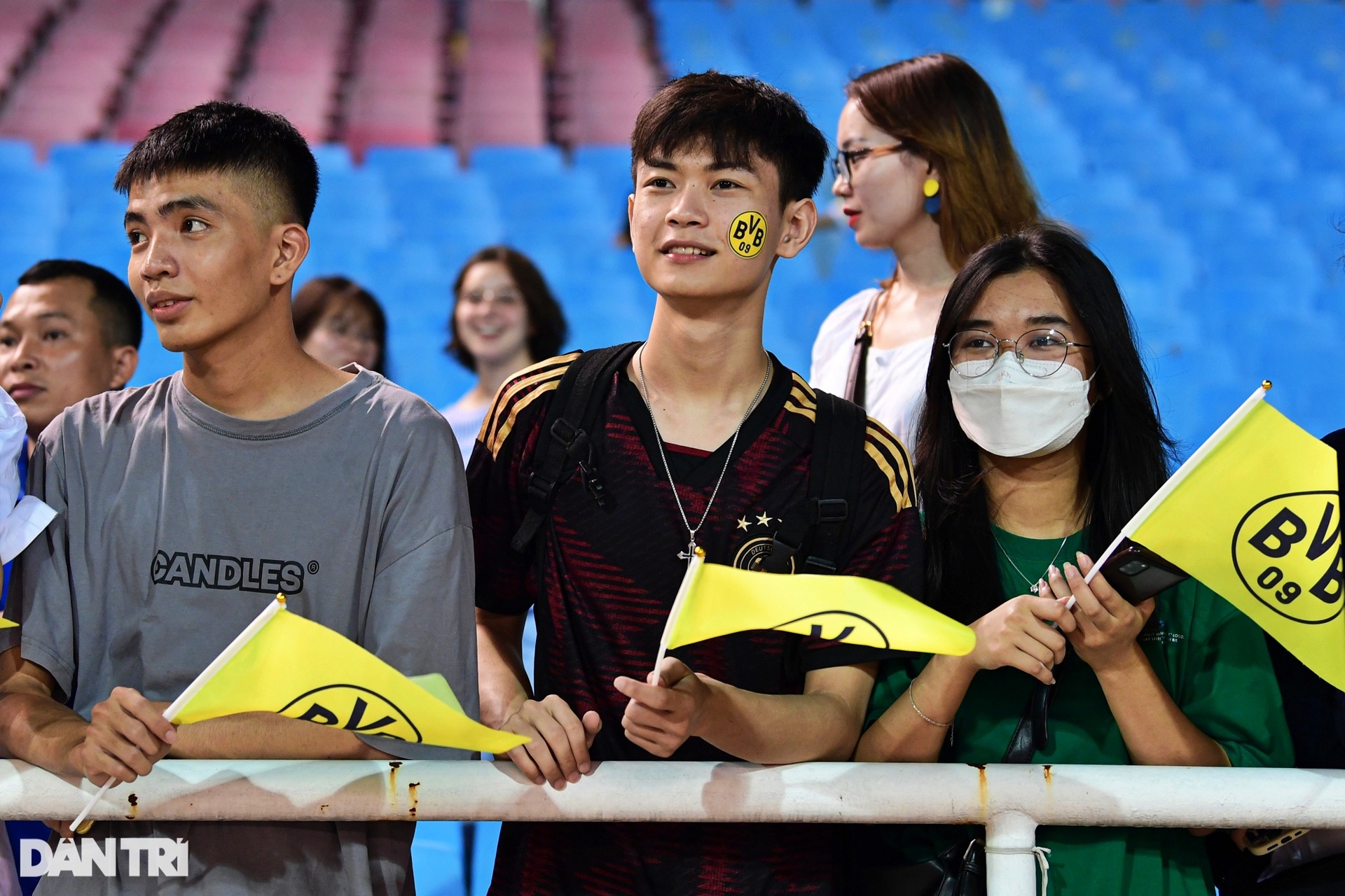 Những pha trình diễn kỹ thuật của cầu thủ Dortmund tại Mỹ Đình - 3 Những pha trình diễn kỹ thuật của cầu thủ Dortmund tại Mỹ Đình - 3